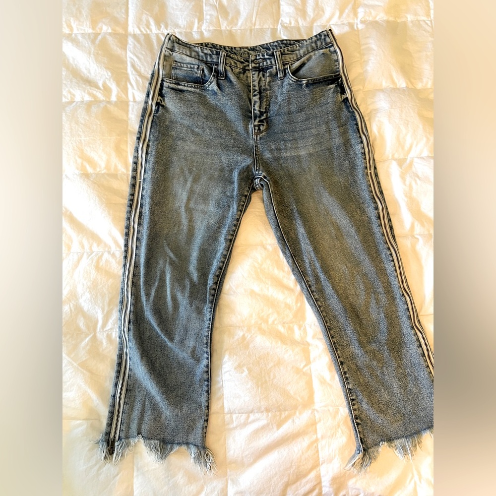 Cool crop straight leg jeans with side zipper. Size 8. Wide fable brand. Cropped